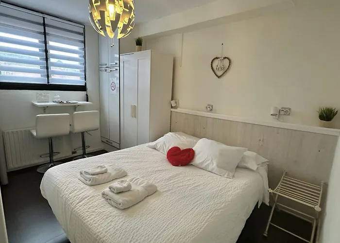 Con Bano Privado Y Mini-cocina Privada En Casa Particular, Acceso Independiente Quarto em Acomodações Particulares San Sebastián